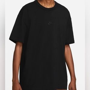 Nike Loose Fit Tee Premium Essentials